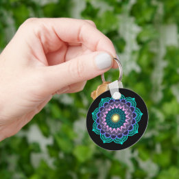 Färgrik mandala på svart bakgrund nyckelring