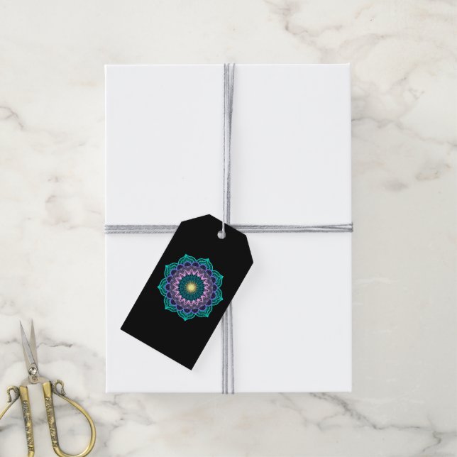 Färgrik mandala på svart bakgrund presentetikett (Med Snöre)