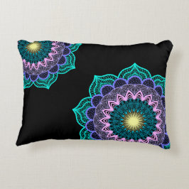 Färgrik mandala på svart bakgrund prydnadskudde