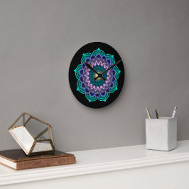 Färgrik mandala på svart bakgrund rund klocka