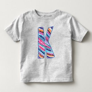Färgrik mångfärgad bokstav K som i Kaj T Shirt