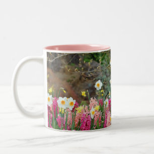 Färgrik mugg för kaffe för vårträdgårdtryck