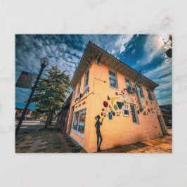Färgrik mural på gul byggnad i stadskärnan vykort