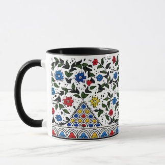 Färgrik ottoman blomsterform omslutande kaffekopp