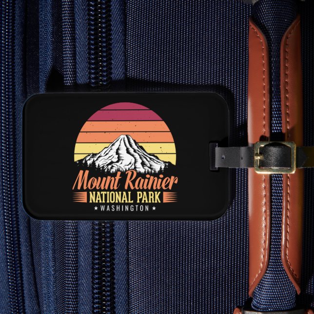 Färgrik Retroillustration av Mount Rainier-berget Bagagebricka (Framsida Insitu 4)