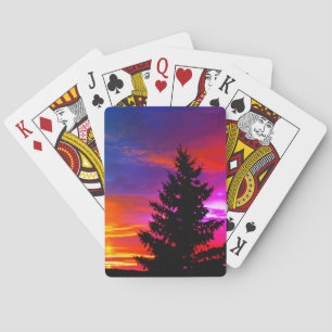 Färgrik solnedgång som leker kort casinokort