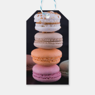 Färgrik stack med franska makaroner presentetikett