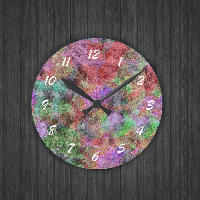 Färgrik vattenfärg virvlar runt mist rund klocka (Abstract design mix of misty pretty colours in pink, green, purple, and yellow on round wall clock.)