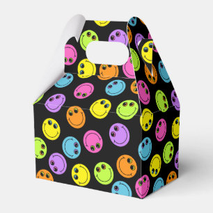 Färgrika le Emoji ansikten på svart Presentaskar
