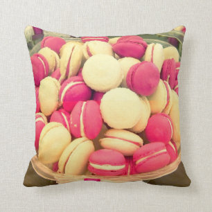 Färgrika macaronmacaroons som sötsaken kudder, kudde