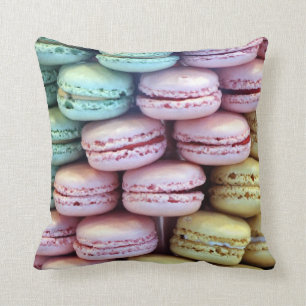 Färgrika macaronmacaroons som sötsaken kudder, kudde