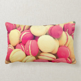 Färgrika macaronmacaroons som sötsaken kudder, lumbarkudde