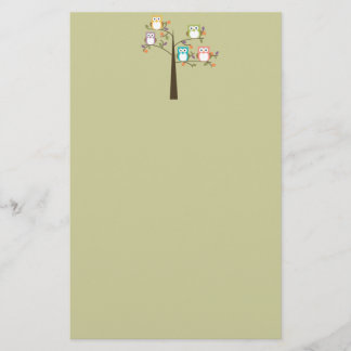 Färgrika ugglor i nätt träd brevpapper