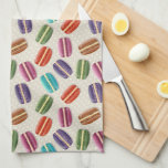 Färgrikt gulligt Macaroonsmönster Kökshandduk<br><div class="desc">Färgrikt tumblingmacaroonsmönster på pastellfärgad dotty bakgrund.</div>