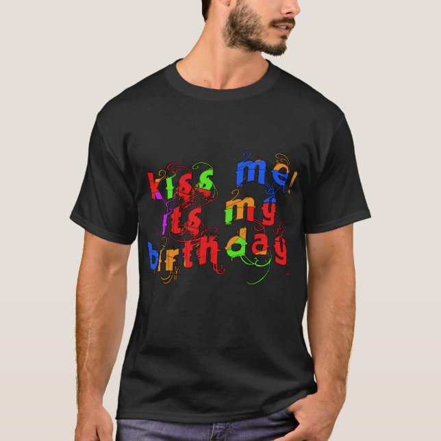 Färgrikt kyssa mig som det är min födelsedag! tee shirt (Framsida)
