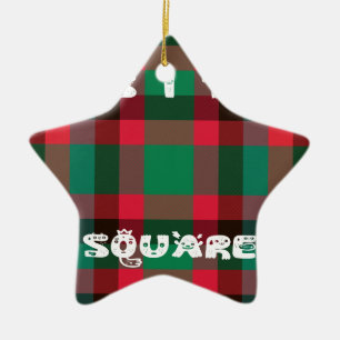 Färgröd och grönt tartan plaid design julgransprydnad keramik