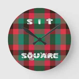 Färgröd och grönt tartan plaid design rund klocka
