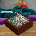 Färgrutor i en sommarträdgård i land minnesask<br><div class="desc">Gift box, med ett fotografi av färgstarka pansier som blåser i en sommarträdgård som kysses av sol. Denna gåva är inte bara vilken vanlig present som helst, utan ett mästerverk som kommer att transportera era nära och kära till en reträtt i land, vilket framkallar känslor av romantik, lugn och själ....</div>