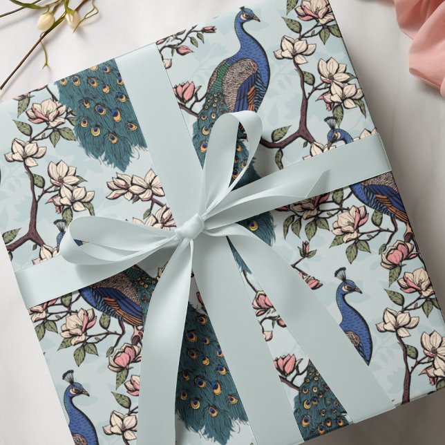 Färgstarka blå peacock & Magnolia Blue Wildlife Presentpapper (Elegant Blue and Teal Peacock Bird & Magnolia Flowers Hand Drawn in Black Ink. Soft Blue Background.)