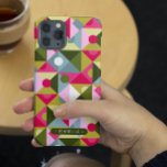 Färgt Trendig Anpassat namn för modern Girly Mönst<br><div class="desc">Det färgstarka Trendiget Modern Girly Mönster Personlig Namn Smartphone iphone case har en färgstark geometrisk mönster i nyanser av rosa,  grönt och blått med personlig i modern namn-manustypografi. Perfekt för födelsedag,  jul,  Mors dag,  syster,  bästa vän med mera. Designad av © Evco Studio www.zazzle.com/store/evcostudio</div>