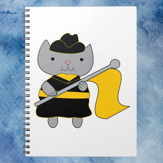 Färgväktarkatt Gul flagga Svart uniform Anteckningsbok (A notebook featuring a cute gray cat wearing a black and yellow gold color guard uniform.)