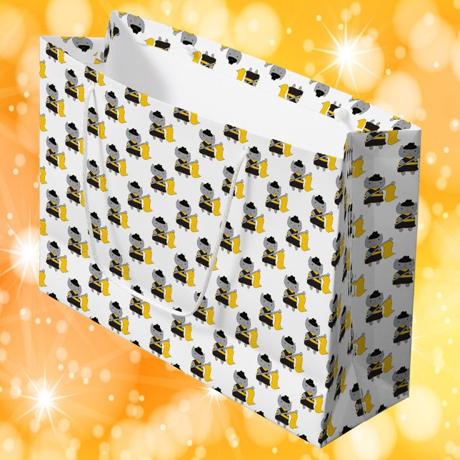 Färgväktarkatt Kawaii Svart och Gul (A gift bag with a pattern of gray cats wearing a black and yellow color guard uniform.)