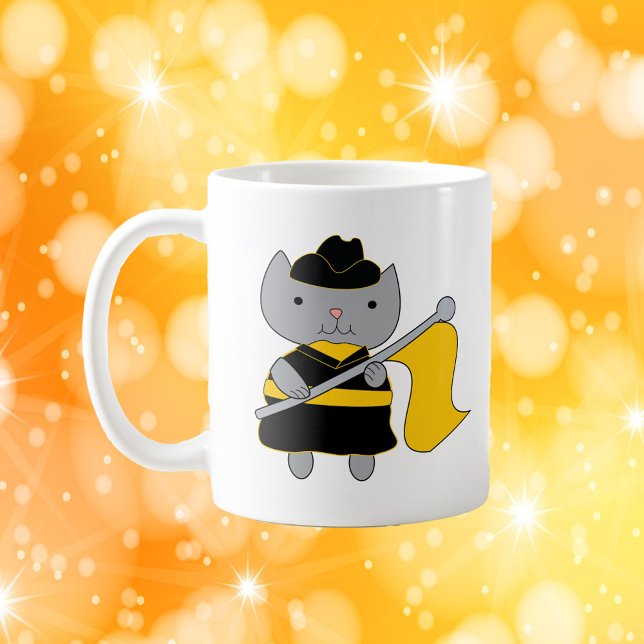 Färgväktarkatt svart och gul guld kaffemugg (A mug with a cute gray cat wearing a black and yellow gold color guard uniform.)