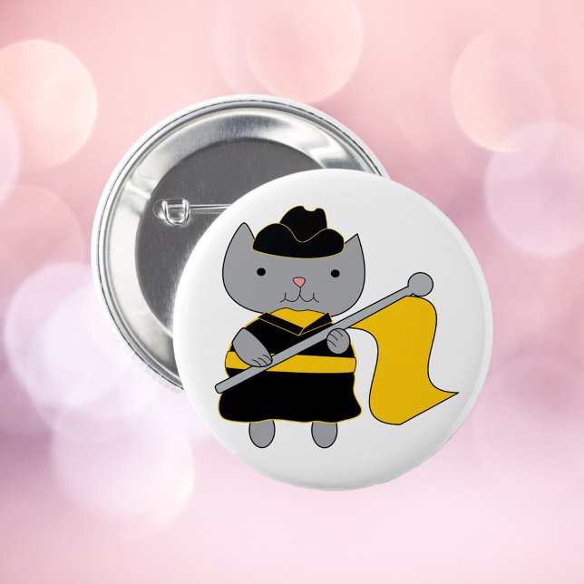 Färgväktarkattserie Svart Gul Knapp (A pin back button featuring a gray cat wearing a black and yellow color guard uniform.)