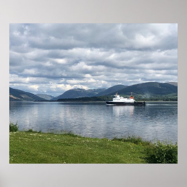 Färja som seglar in i Rothesay Bay, Isle of Bute p Poster (Framsidan)