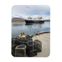 Färja som seglar till Islay i Skottland