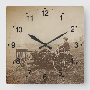Farm Boy och Antique Tractor Brown Fyrkantig Klocka