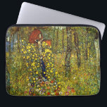 Farm Garden med Crucifix av Gustav Klimt Laptop Fodral<br><div class="desc">Farm Garden med Crucifix (1911/1912) av Gustav Klimt är en vintage Viktorian Era Symbolism bra art religiösa tavla. En naturscen med olika blommor runt en crucifix med Jesus Kristus i en trädgård på en gård. Om konstnären: Gustav Klimt (1862-1918) var en österrikisk symbolmålare och en av de mest framstående medlemmarna...</div>