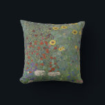 Farm Garden med solblommor av Gustav Klimt Kudde<br><div class="desc">Ta med skönheten i Gustav Klimts berömd till ditt hem med vår Farm Garden med solblommor. Den här kudden har en fantastisk detaljrikedom och ett sjudande färg, och är perfekten som ett tillägg till alla livsmiljöer. Den högkvalitativa utskriften fångar teckningens innersta väsen, och designen kommer säkert att lägga till en...</div>