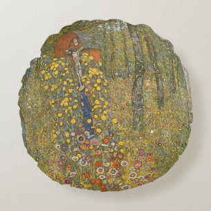 Farm Garden With Crucifix (av Gustav Klimt) Rund Kudde