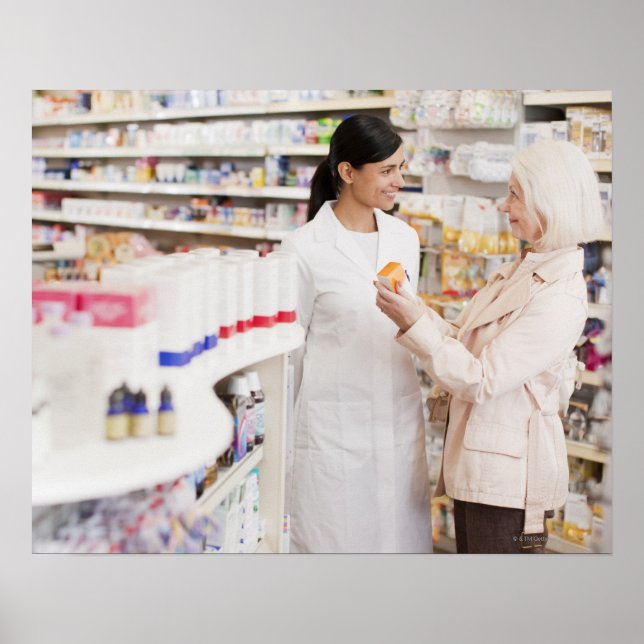 Farmaceut som pratar med kunder i läkemedelsbutike poster (Framsidan)