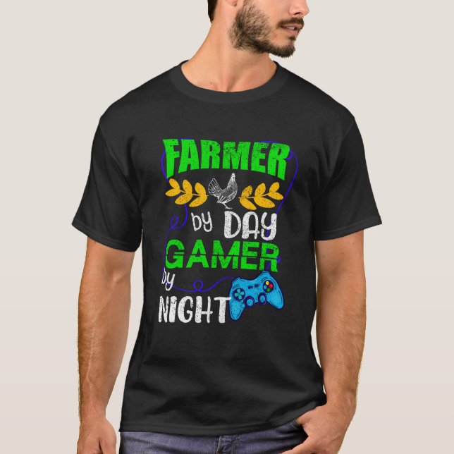Farmer by Day Gamer by Night T Shirt (Framsida)
