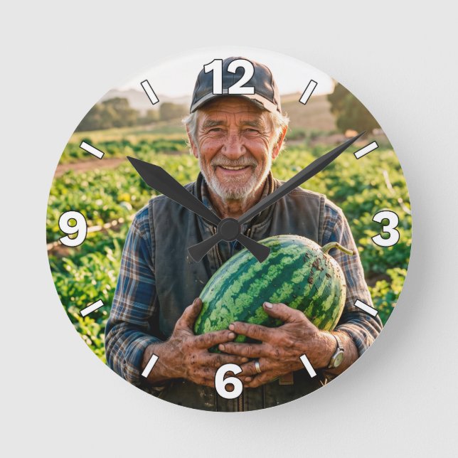 Farmer Holding Fresh Watermelon Farm Decor Rund Klocka (Framsida)