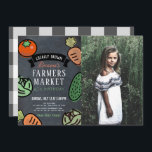Farmers Market Chalkboard Kids Photo Birthday Inbjudningar<br><div class="desc">Den här chicen och den söta födelsedagsinfektionen har en svart bakgrund på kalkbrädet med grönsaker som tomat,  morot,  kål och gurka. Baksidan har en vit bakgrund med svart buffel/gingham-kontroll av mönster. Anpassa efter dina behov. Du hittar matchande produkter i min butik.</div>