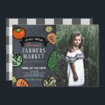 Farmers Market Chalkboard Kids Photo Birthday Inbjudningar<br><div class="desc">Den här chicen och den söta födelsedagsinfektionen har en svart bakgrund på kalkbrädet med grönsaker som tomat,  morot,  kål och gurka. Baksidan har en vit bakgrund med svart buffel/gingham-kontroll av mönster. Anpassa efter dina behov. Du hittar matchande produkter i min butik.</div>