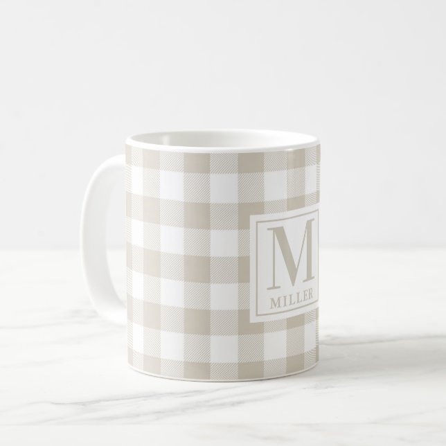 Farmhouse Beige Buffalo Check Family Namn Monogram Kaffemugg (Framsida vänster)