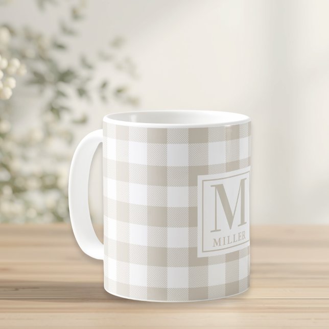Farmhouse Beige Buffalo Check Family Namn Monogram Kaffemugg (Skapare uppladdad)