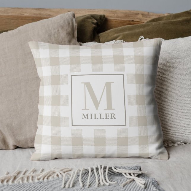 Farmhouse Beige Buffalo Pput Family Namn Monogram Kudde (Skapare uppladdad)