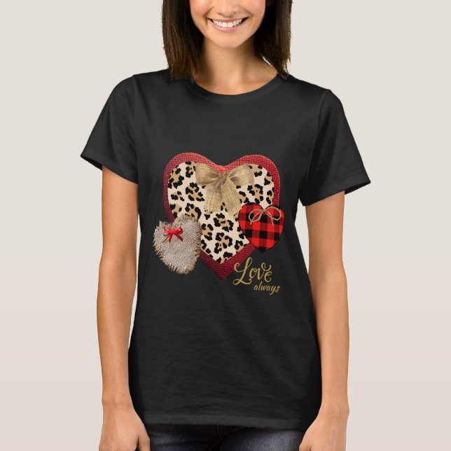 Farmhouse Inspired Hearts Play Cheetah Burlap T Shirt (Framsida)