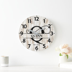 Farmhouse Peeling Wood Q Monogram Stor Klocka