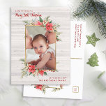 Farmhouse Poinsettia Merry Little jul Photo Helg Vykort<br><div class="desc">Från The Farmhouse Poinsettia jul & Helgdag Collection: Rustic Rectangle Framed Photo Helgdag jul PostCard, med vackert Bouncy Calligraphy-skript Teckensnitt "Ha dig själv en God Little jul" Julhälsningar och Personlig Family Namn. Lägg enkelt till foto och text för din familj eller Nyfödd bebis till den här fantastiska julkortsmallen. I fyra...</div>
