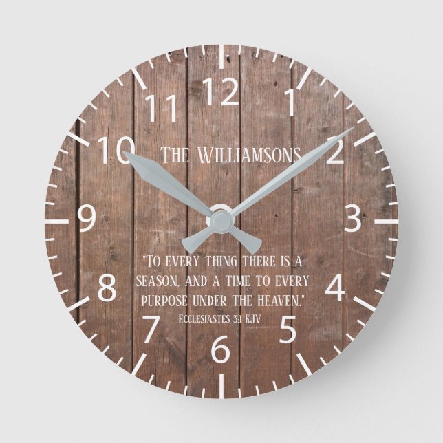 Farmhouse Rustic Faux Wood Scripture Verse Family Rund Klocka (Framsida)