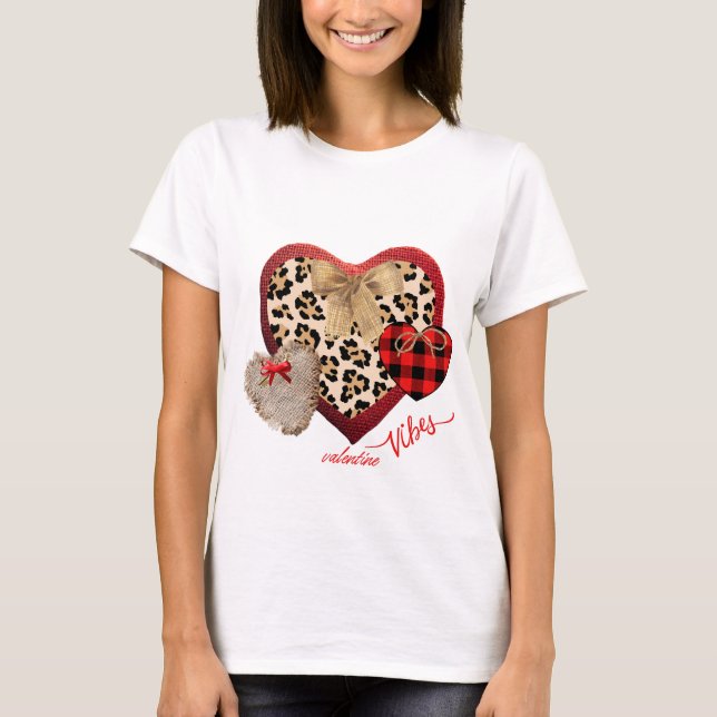 Farmhouse Valentine Hearts Play Cheetah Burlap T Shirt (Framsida)