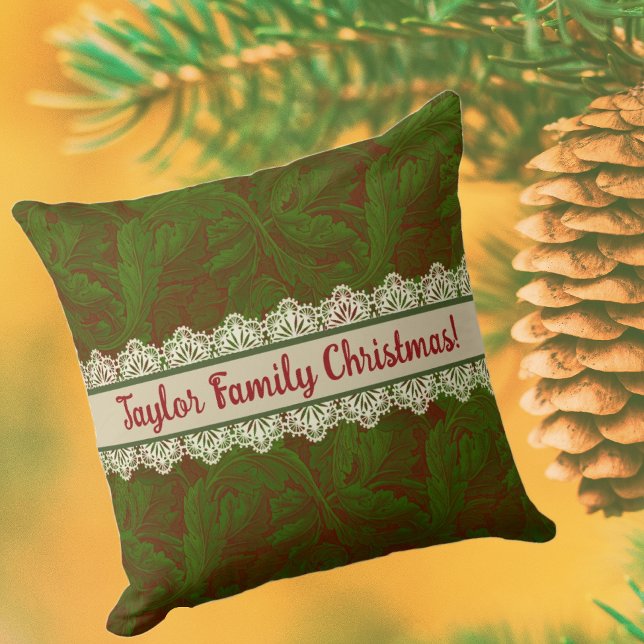 Farmhouse William Morris Helgdag Kudde (Start a new family tradition with these personalized pillows.)