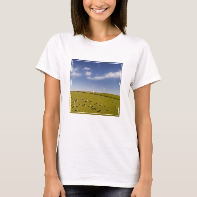 Farms | Cows Near Windmill Farm T Shirt (Framsida)