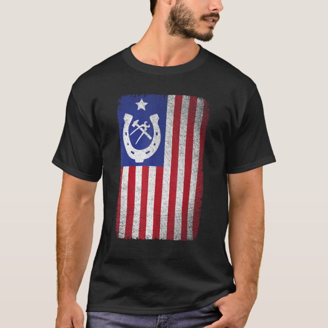 Farrier American Flag Horseshoe Horseshoeing T Shirt (Framsida)